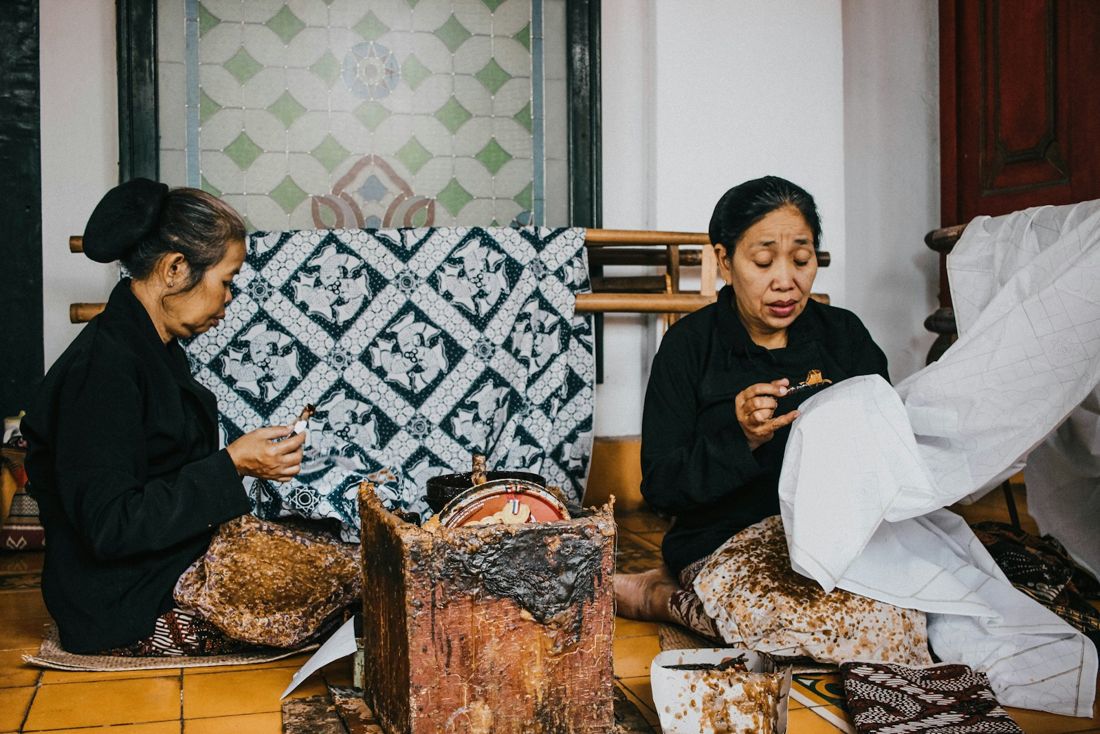 Twee vrouwen op een bank met bloemenprint