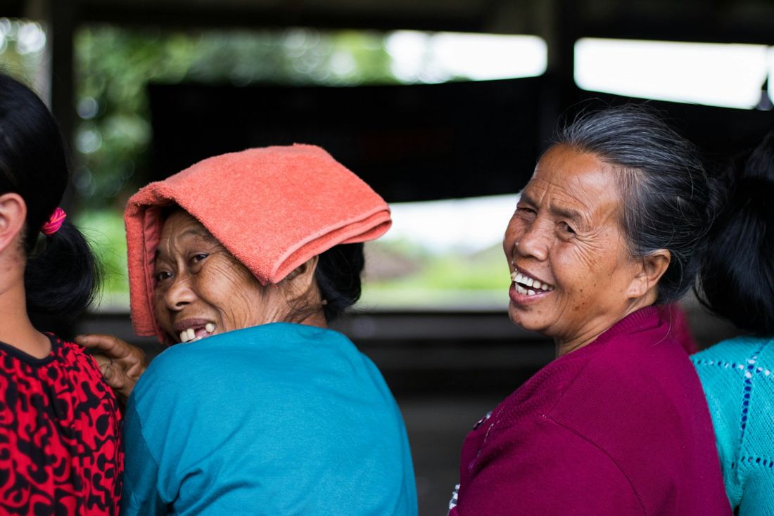 Twee vrouwen kijken lachend om en maken een foto