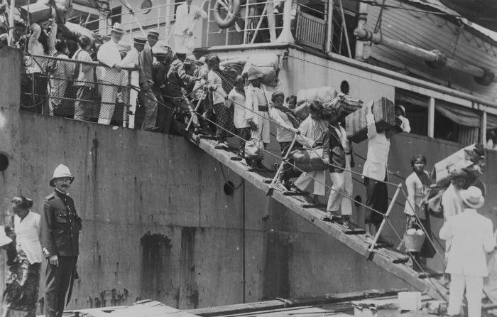 Javaanse immigranten op de loopplank van het schip waarmee ze in Suriname aankwamen